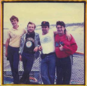 На верхней палубе парохода «Марии Ульяновой» , лето 1990 г. Бармен-буфетчик Саша, Аркадий Шемякин, РаРо Леснов, диджей Сергей.